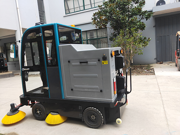 四轮电动扫地机