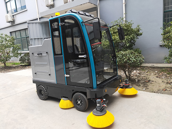 驾驶扫地车实拍图