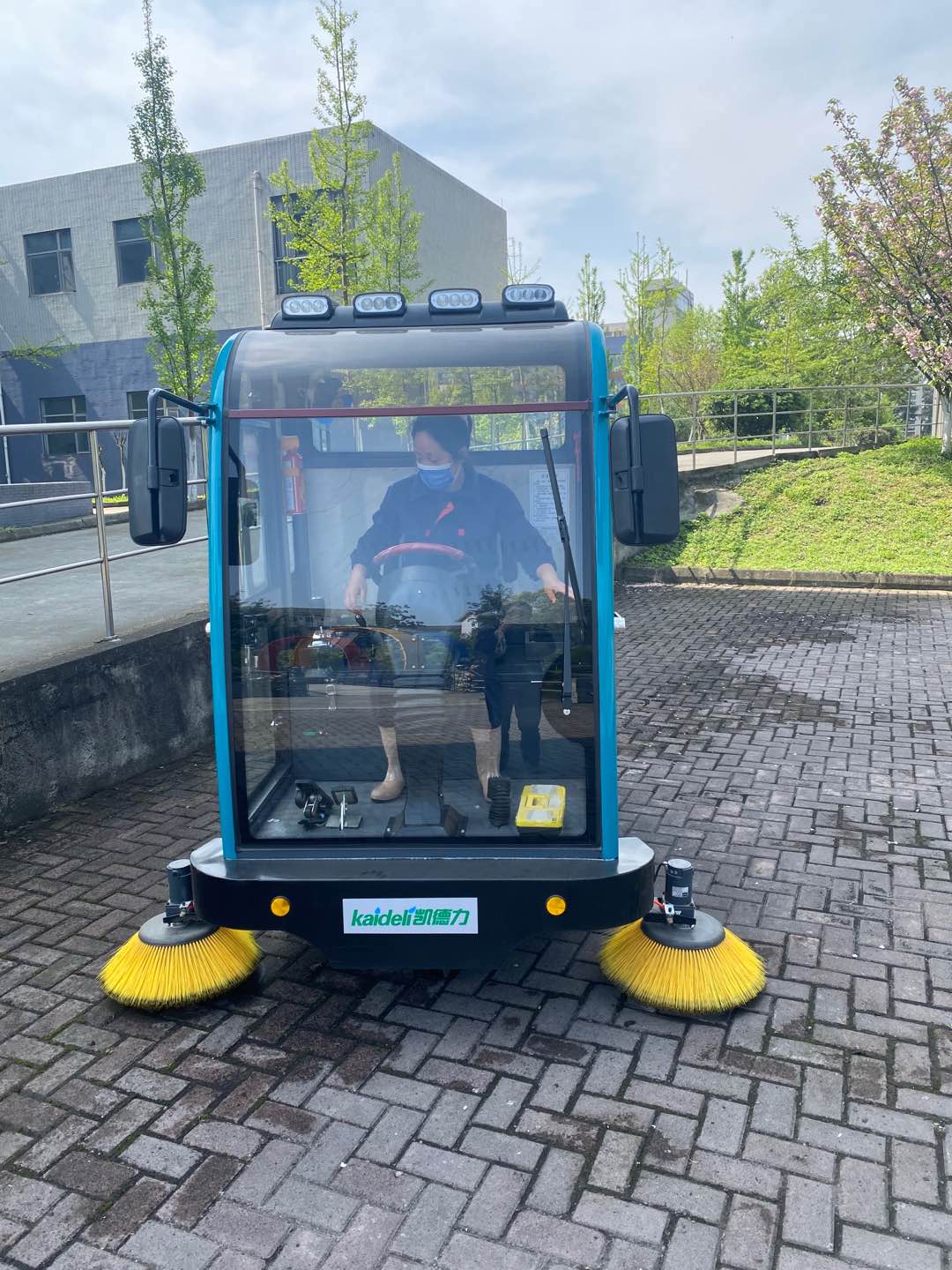 西南石油大学校园清洁扫地机选择了凯德力