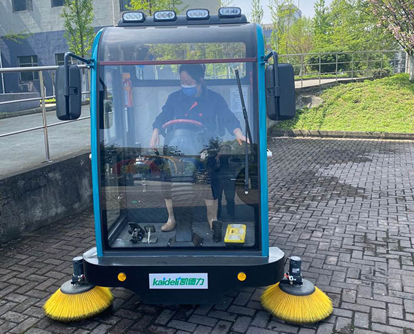 校园道路清洁使用扫地机
