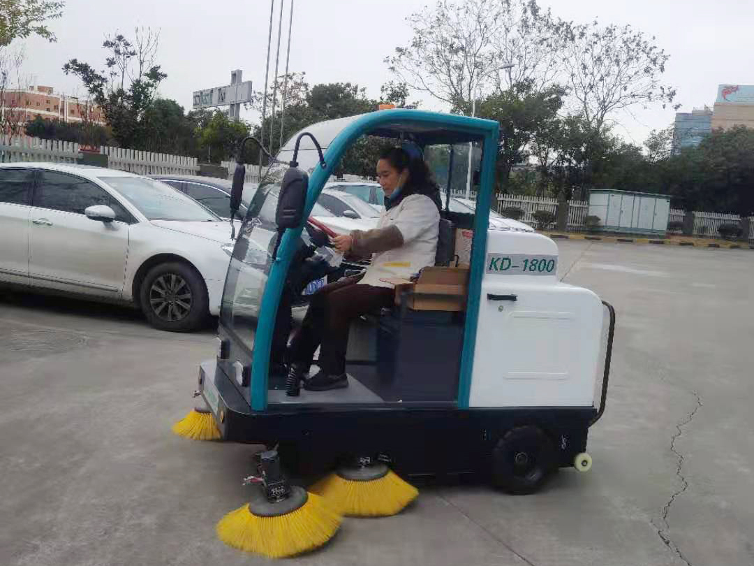 校园地面环境卫生清扫使用扫地机