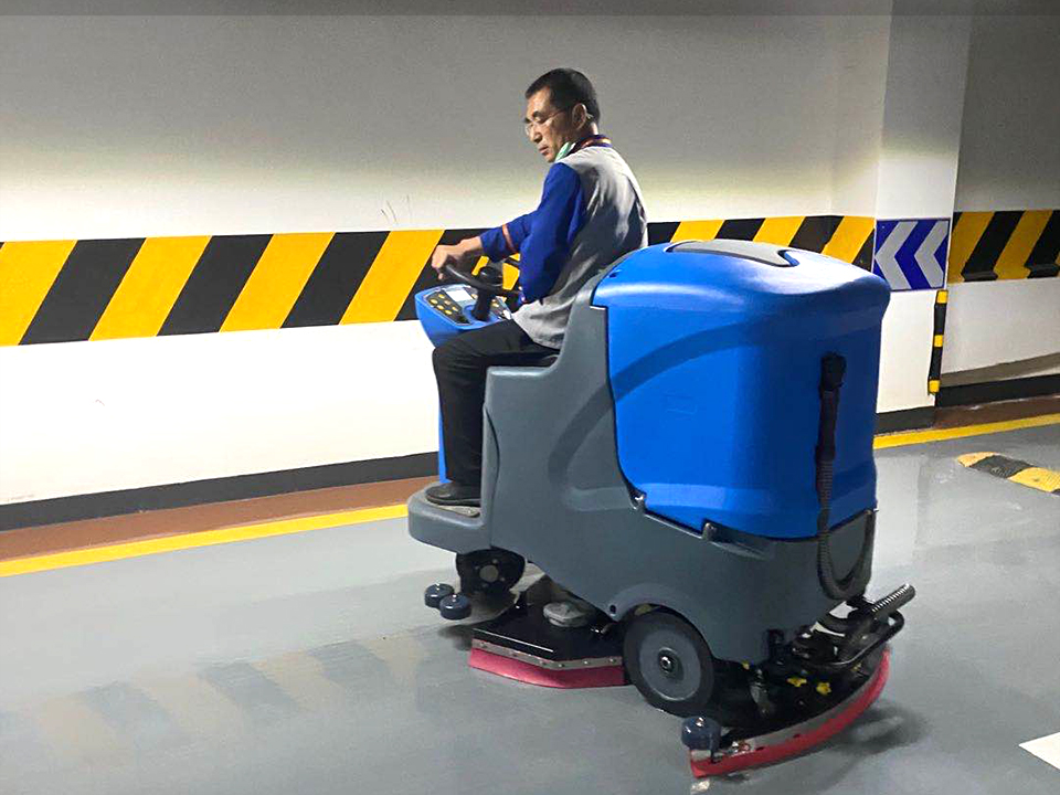 全自动驾驶式洗地机的使用为您省钱